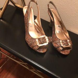 Print Sling back with gold trimmed heels